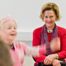 29 November: The Queen presents the Queen Sonja&#146;s School Award 2012 to the teachers and children of Fagerlund (Photo: Fredrik Varfjell / NTB scanpix)